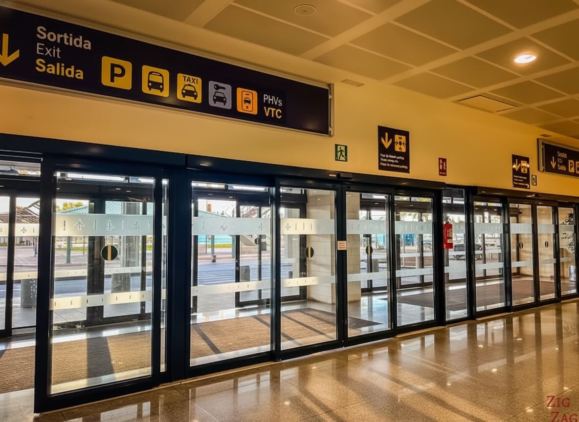 Façade de l'Aéroport de Minorque au coucher du soleil